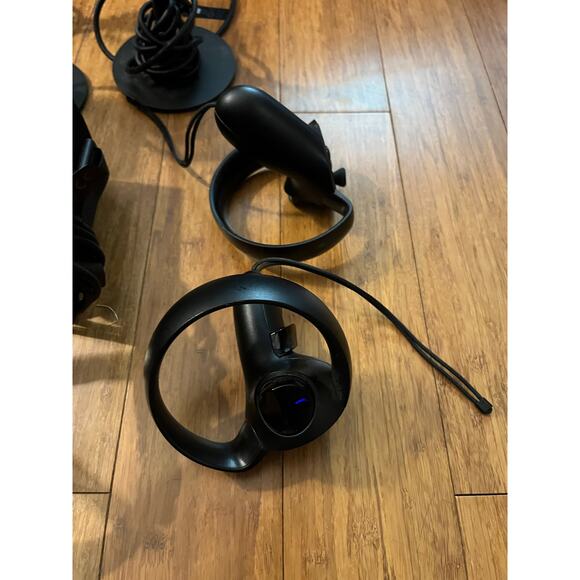 Oculus Rift CV1 VR Headset Full Set w/ Touch Controllers & 4x Sensors-Preowned - Picture 3 of 5